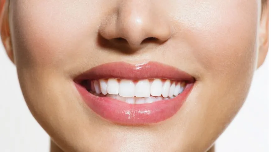 De ce sângerează gingiile dimineața? Ce spune acest simptom despre sănătatea ta generală