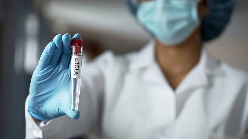 Ebola lovește acolo unde e cel mai greu de oprit