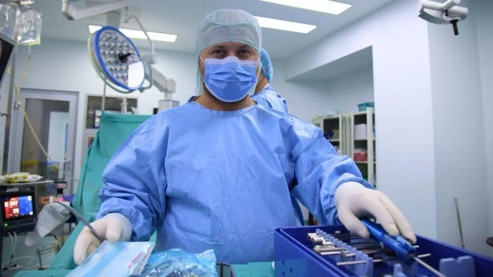 Fără precedent. Un chirurg a operat un bărbat chiar pe stradă, unde fusese înjunghiat în inimă
