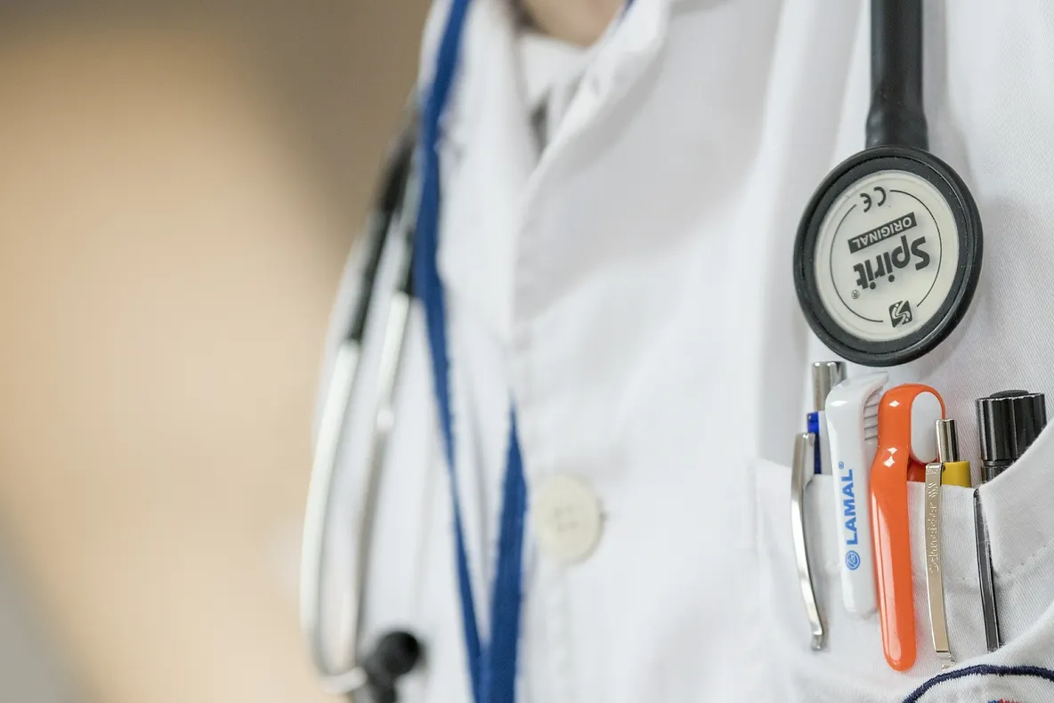 Senatul a votat extinderea concediului plătit pentru însoțirea bolnavilor de cancer la investigații medicale. Ce prevede proiectul