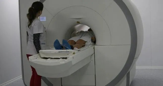 Un bărbat a fost uitat de medici în aparatul de RMN. După câte ore a fost descoperit