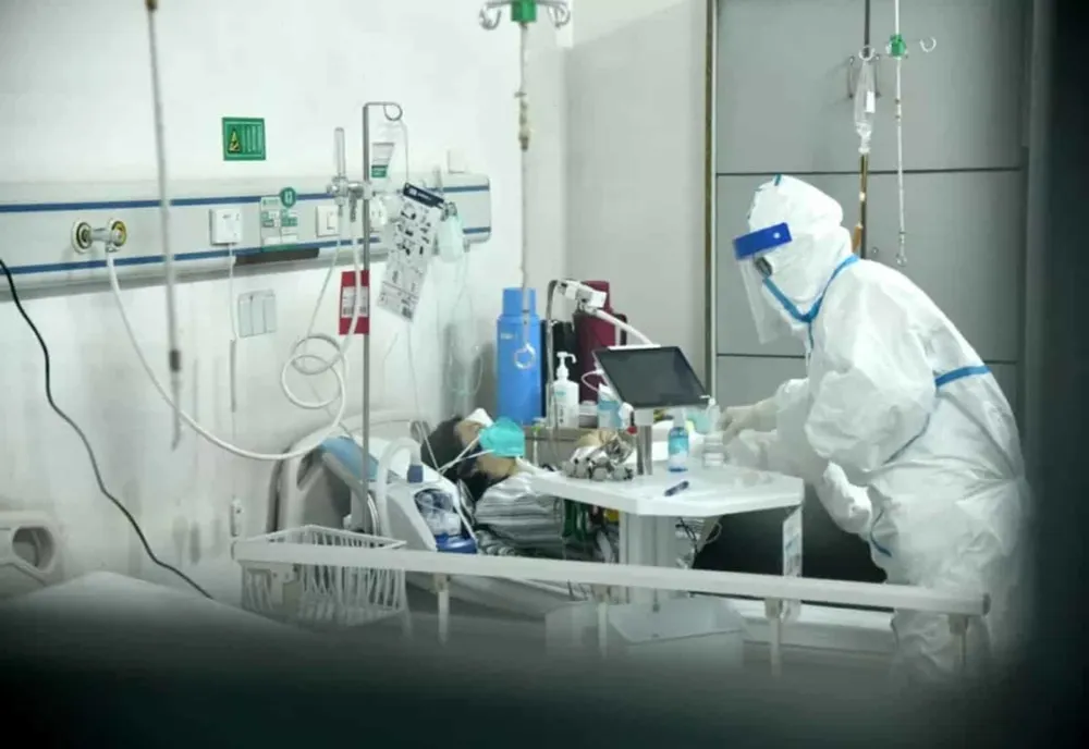 Studiu: bărbații, predispuși unor forme mai grave ale infecției cu COVID-19 și au șanse duble de deces față de femei