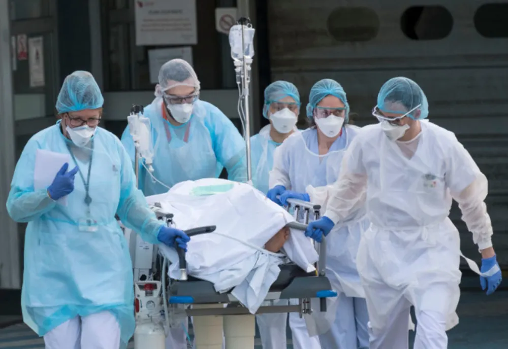 Vești bune pentru medicii din linia întâi! Klaus Iohannis a semnat decretul pentru recunoașterea meritelor