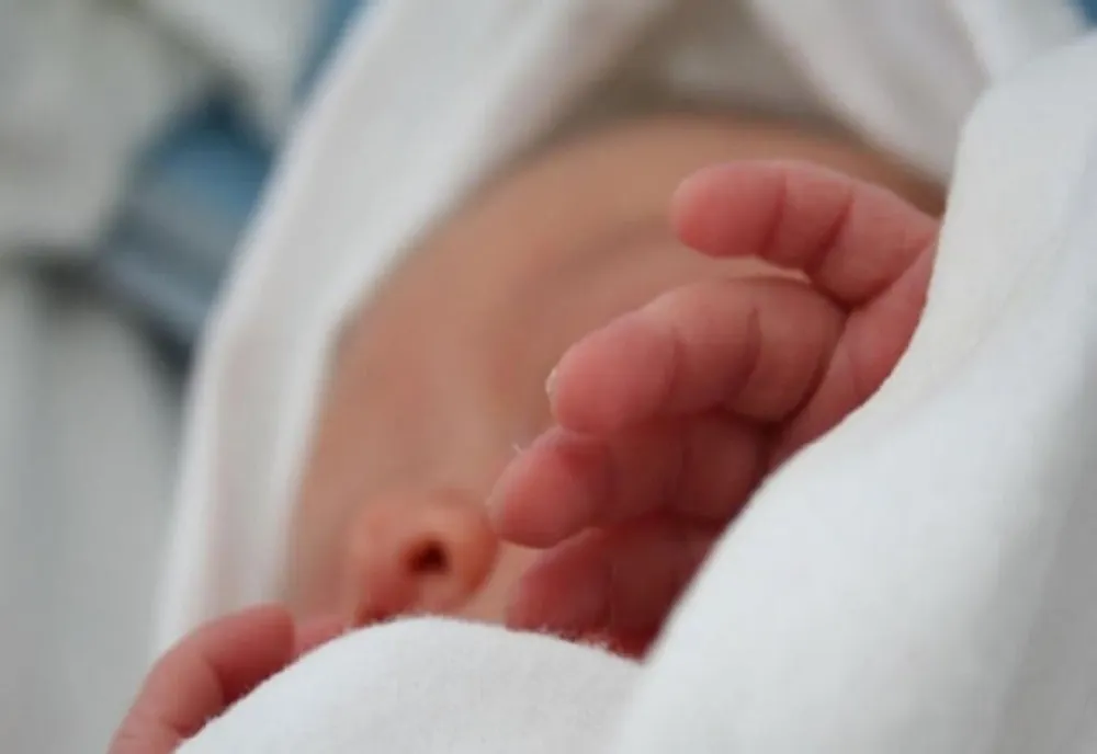 Un bebeluş din Arad, internat la nouă zile cu COVID-19, a fost externat sănătos