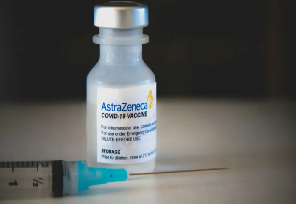 OMS recomandă, ”pentru moment”, continuarea vaccinării cu AstraZeneca