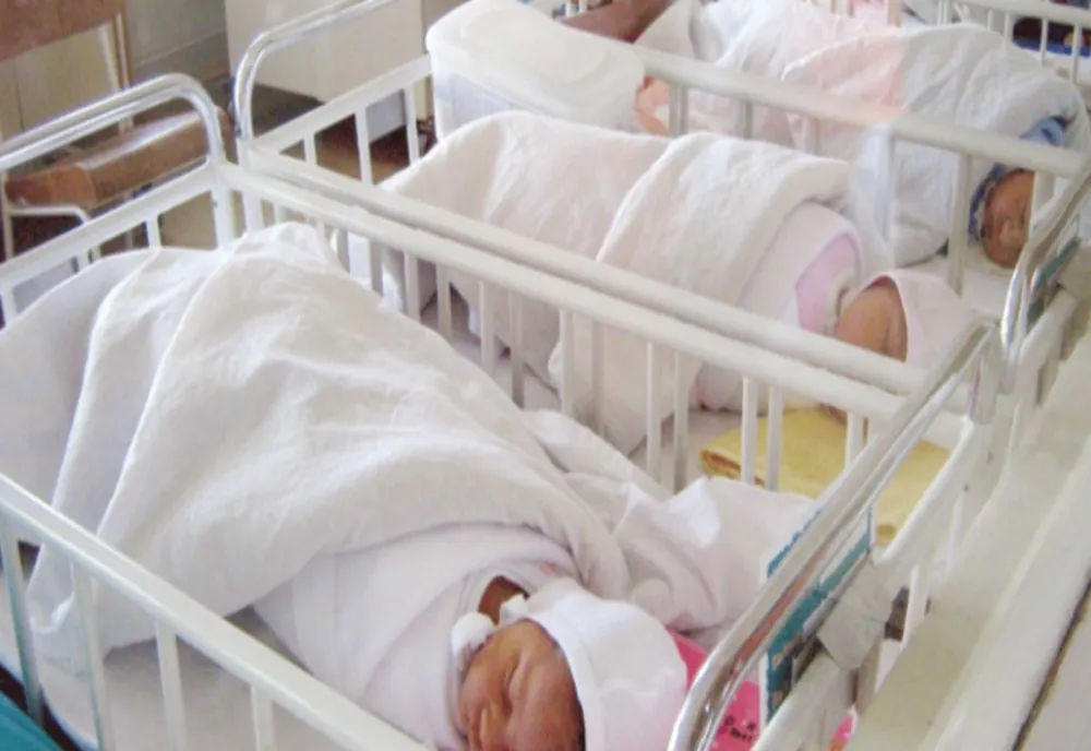 Eveniment medical EXTREM de rar: O tânără de 25 de ani, din Mali, a născut nonupleți