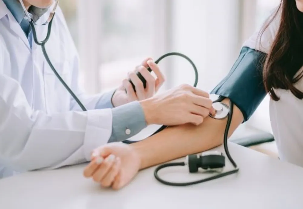 CUM SĂ ÎȚI MONITORIZEZI CORECT TENSIUNEA ARTERIALĂ ACASĂ 