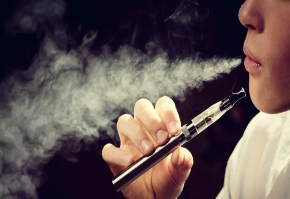ȚIGĂRILE ELECTRONICE POT PROVOCA PNEUMONIE CHIMICĂ