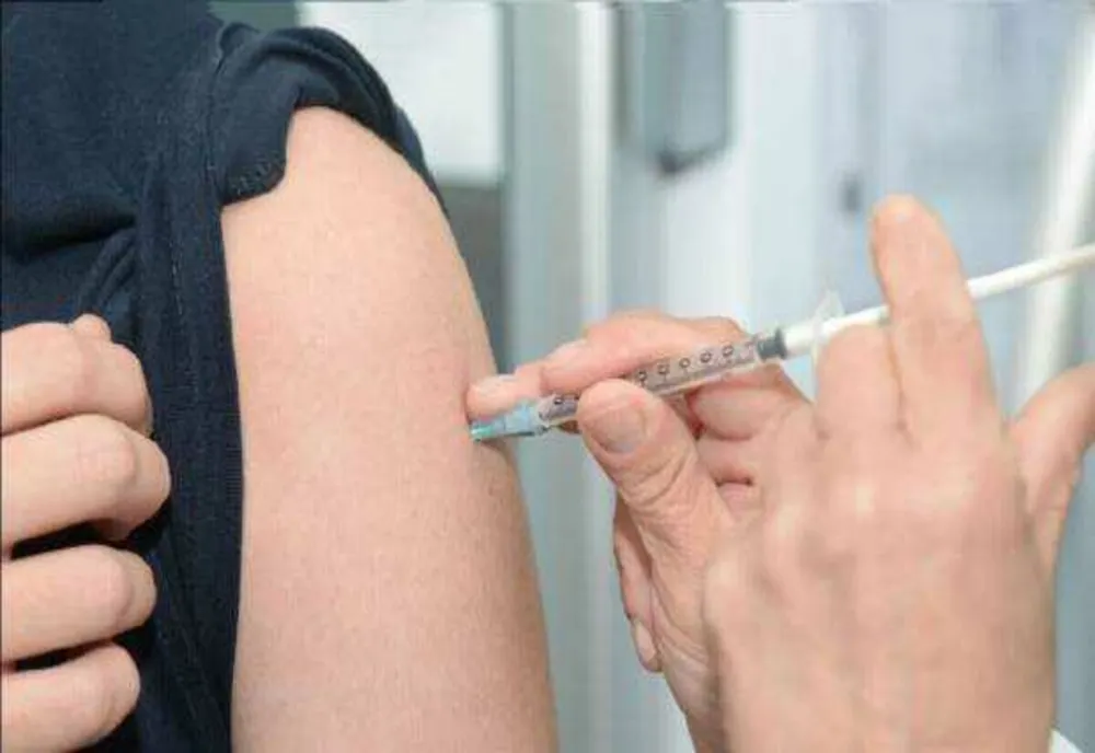 VACCINUL ANTIGRIPAL, GRATUIT SAU COMPENSAT 50%, ÎN ROMÂNIA. CINE BENEFICIAZĂ ȘI CUM POATE FI OBȚINUT