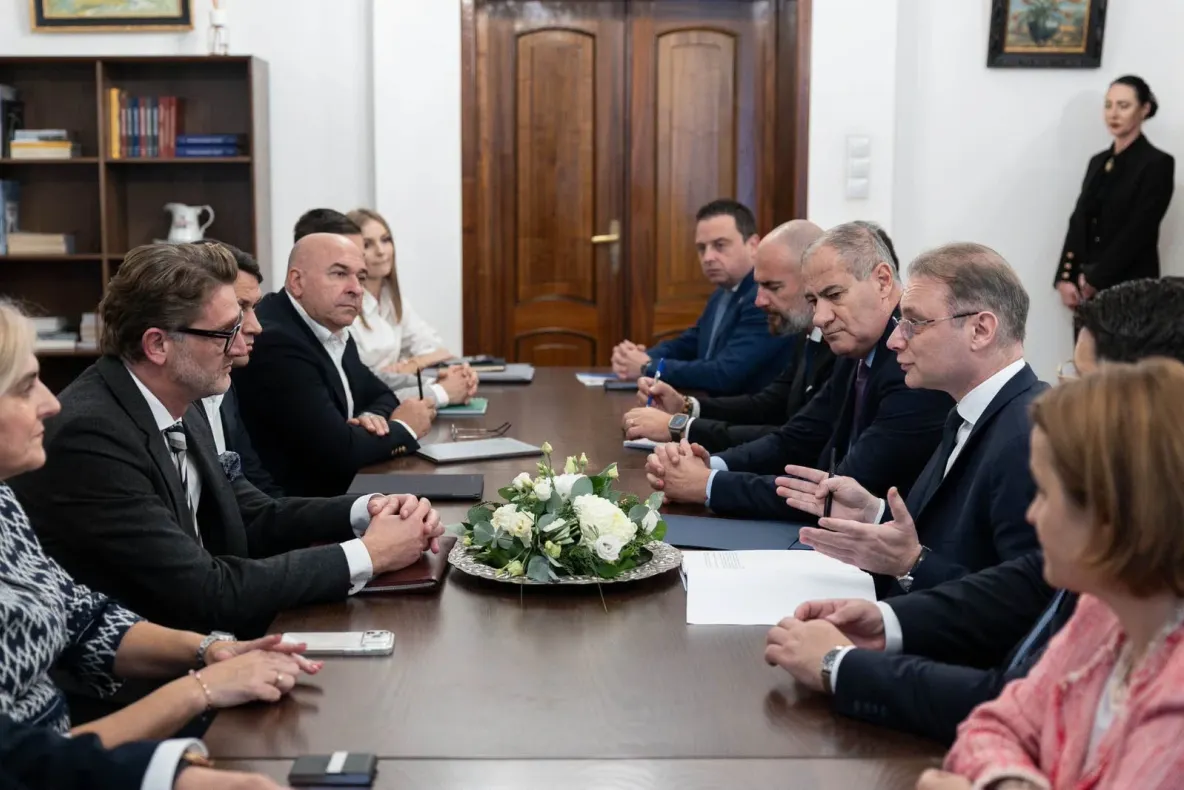 Premierul Luca Niculescu promite o decizie pentru sistemul de sănătate în ședința de Guvern: „Personalul medical și pacienții nu trebuie să se confrunte cu dificultăți”
