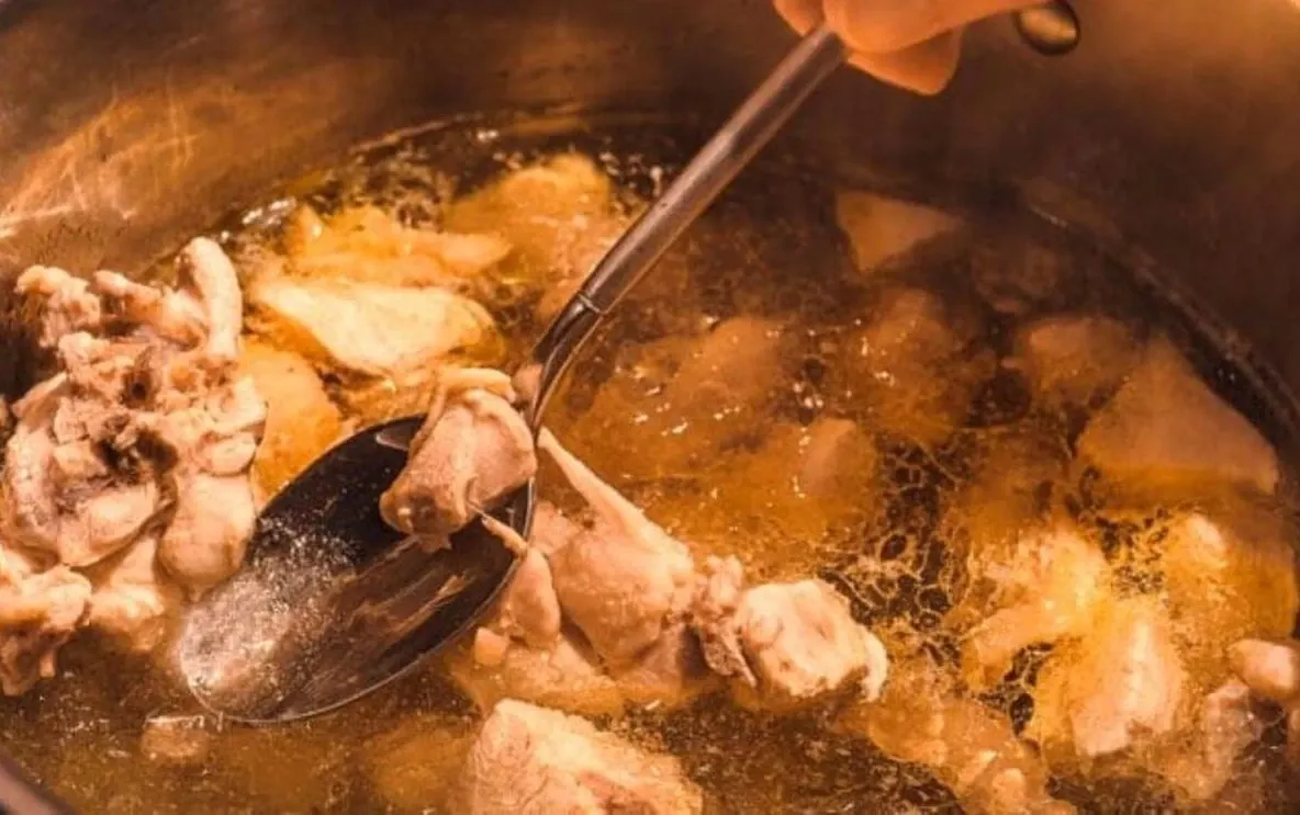Este sănătos să consumi spuma albă care apare la fierberea cărnii?