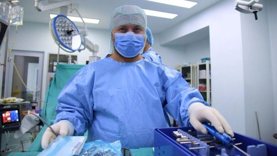Fără precedent. Un chirurg a operat un bărbat chiar pe stradă, unde fusese înjunghiat în inimă