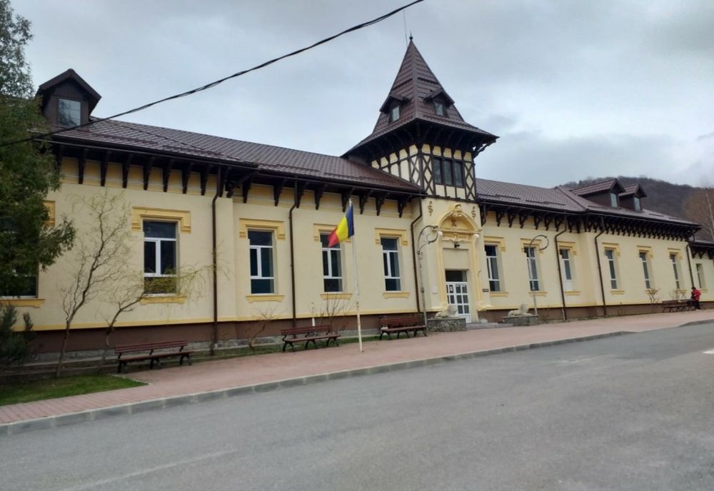 Patru secții ale Spitaului Sinaia, închise, după ce mai muți angajați au fost depistați cu COVID