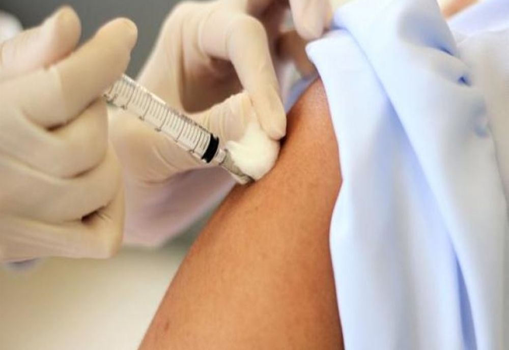 Un voluntar într-un test clinic al unui vaccin al AstraZeneca pentru COVID-19 a murit