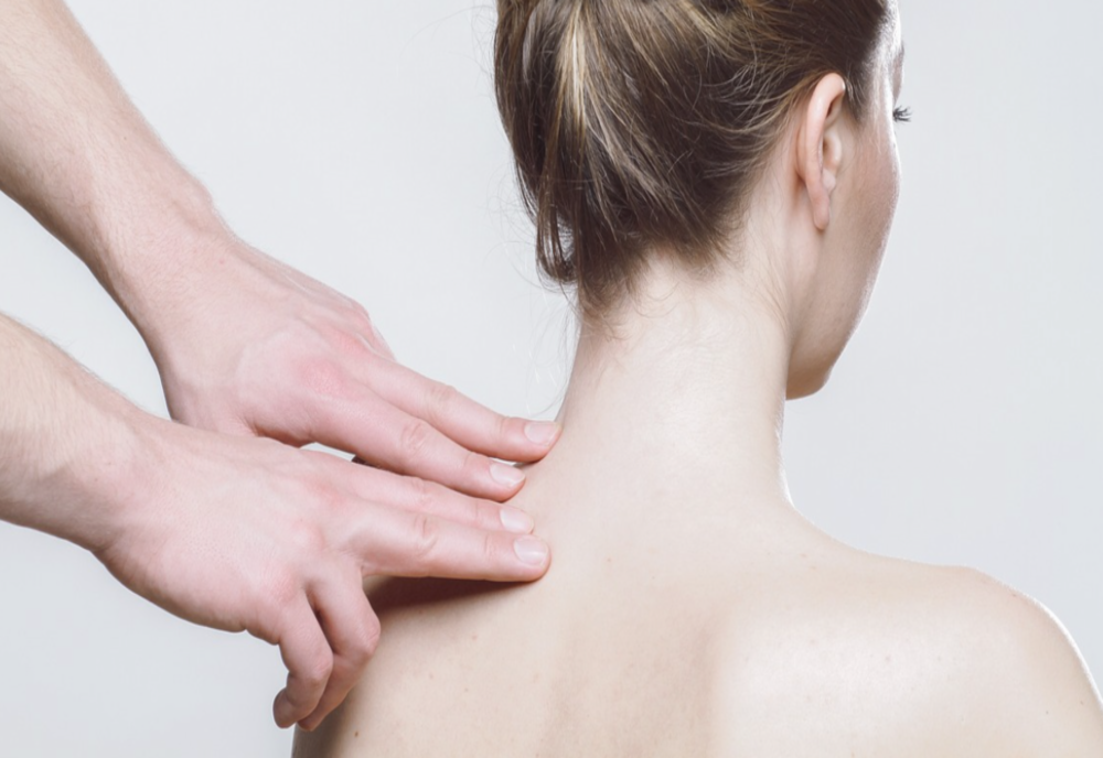 TORTICOLISUL: CAUZE, TIPURI ȘI TRATAMENTE 