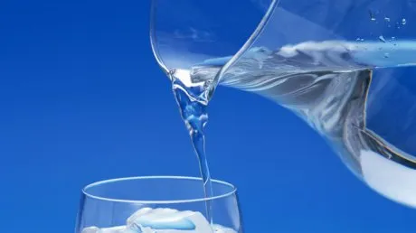 Cei doi litri de apă zilnic, între mit și realitate. Chiar avem nevoie să consumăm o asemenea cantitate?