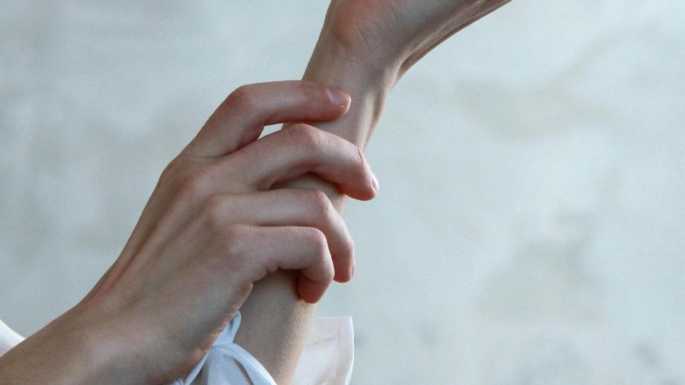 De ce îmi amorțesc mâinile sau picioarele? Cauze frecvente și când trebuie să mergi la medic