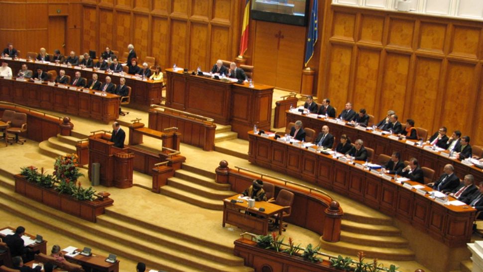Soarta Guvernului, decisă în Parlament: Ilie Bolojan a refuzat să răspundă întrebărilor jurnaliștilor înaintea votului crucial