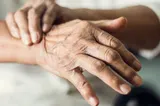O nouă speranță pentru pacienții cu Parkinson: terapia cu celule stem dă rezultate promițătoare în primele teste clinice