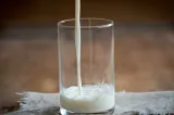 Băutura din trei ingrediente care poate susține digestia și tranzitul intestinal