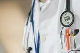 Senatul a votat extinderea concediului plătit pentru însoțirea bolnavilor de cancer la investigații medicale. Ce prevede proiectul