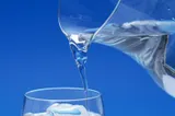 Cei doi litri de apă zilnic, între mit și realitate. Chiar avem nevoie să consumăm o asemenea cantitate?