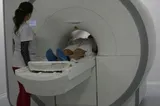 Un bărbat a fost uitat de medici în aparatul de RMN. După câte ore a fost descoperit