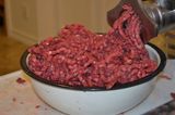 Peste 50 de kilograme de carne tocată de pui, suspectă de Salmonella, retrase de la vânzare în Buzău