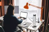 Tehnologia ne ține pe scaun, iar corpul suferă. Soluția simplă recomandată de specialiști