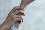 De ce îmi amorțesc mâinile sau picioarele? Cauze frecvente și când trebuie să mergi la medic