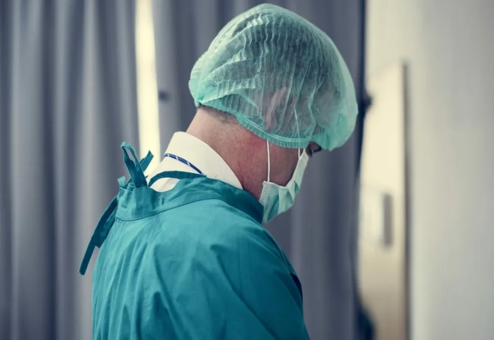 Studiu: Riscul de deces din cauza covid-19, mai mare la pacienţi bolnavi de cancer