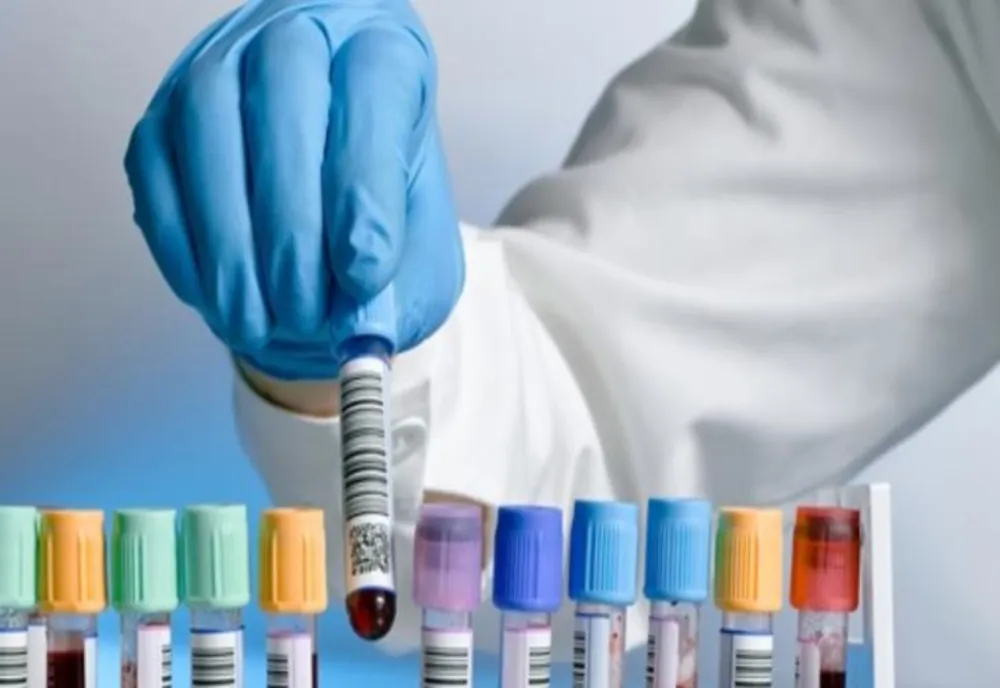 O simplă înțepătură îți poate salva viața. Testul care descoperă cancerul sau demența cu 10 ani înainte să apară