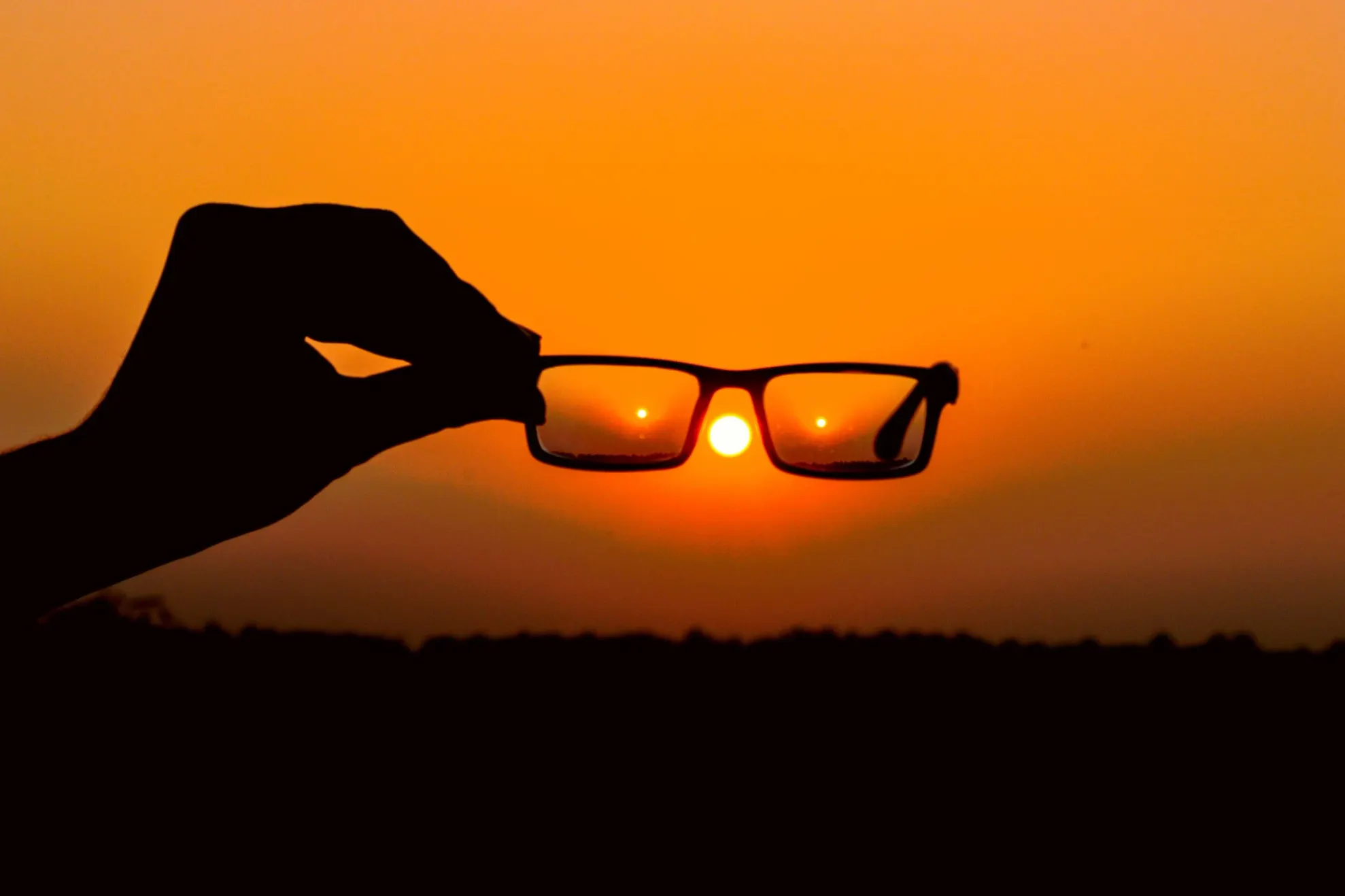 Illustrație cu ochelari la apus, protecție solară vizuală/ Sursă foto: Pexels.com
