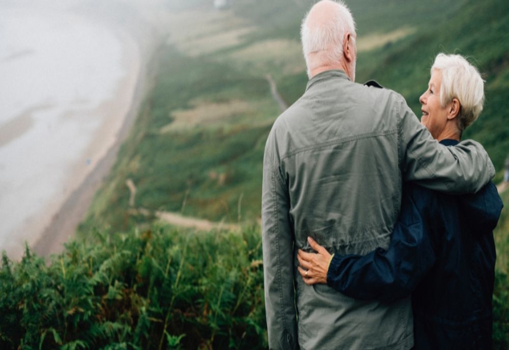 Vulnerabilitatea persoanelor în vârstă nu scade odată cu ridicarea stării de urgență