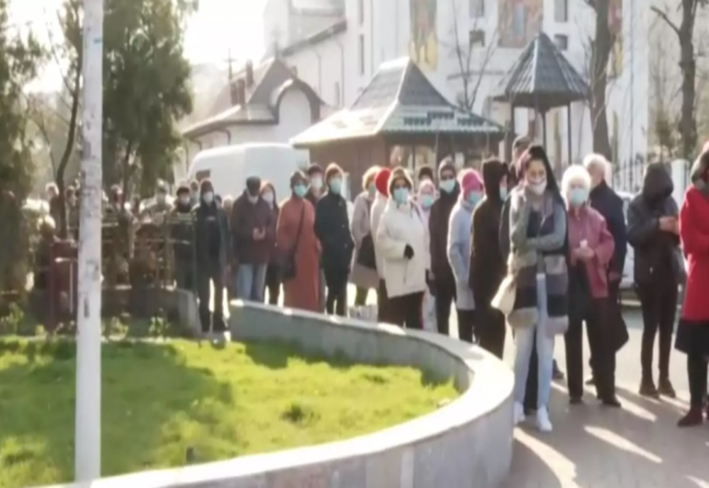 Sute de oameni la coadă pentru analize gratuite