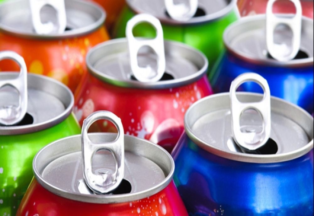 STUDIU ALARMANT: TINERII CARE CONSUMĂ ZILNIC DOUĂ PAHARE CU BĂUTURI CARBOGAZOASE, MAI EXPUȘI RISCULUI DE A FACE CANCER