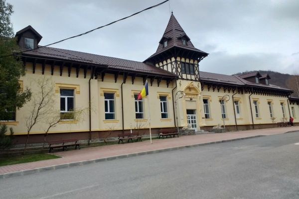 Patru secții ale Spitaului Sinaia, închise, după ce mai muți angajați au fost depistați cu COVID