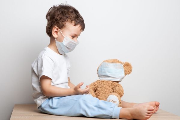 Simptomul la care trebuie să fie atenți părinții la copiii cu forme ușoare de COVID-19