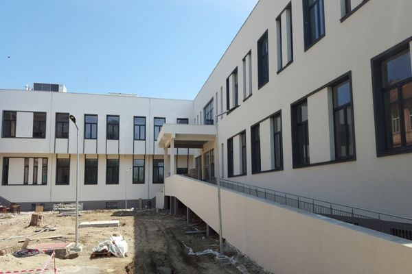 Noul spital din Lipova, finalizat de câteva luni, nu va fi dat în folosinţă în acest an
