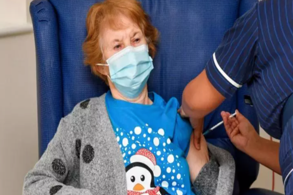 Prima persoană vaccinată anti-Covid-19 din Marea Britanie este o irlandeză de 90 de ani