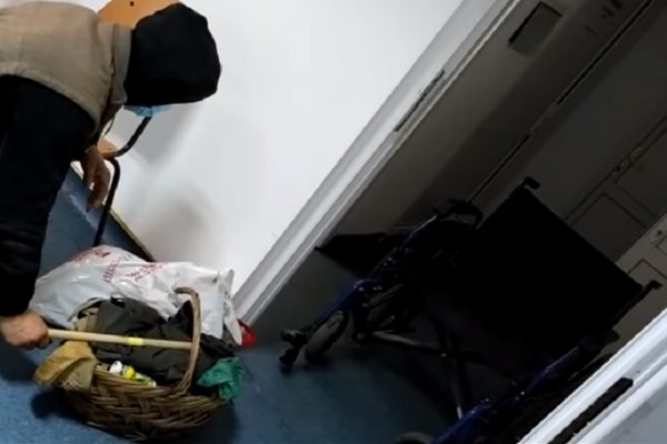 Anchetă după un bătrân a fost lăsat să zacă pe holurile Spitalului Corabia. Ce spune ministrul Sănătăţii