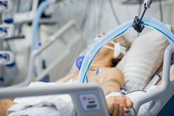 S-au ocupat toate locurile la ATI pentru bolnavii de COVID-19 în spitalele din Hunedoara