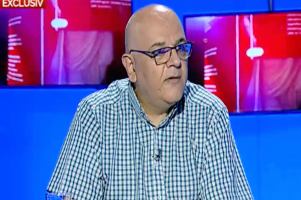Raed Arafat critică nerespectarea regulilor și cozile din magazine