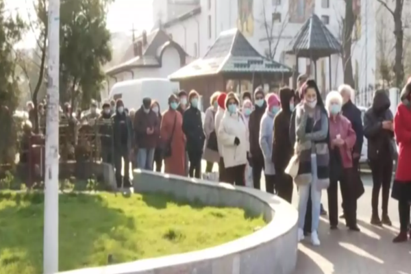 Sute de oameni la coadă pentru analize gratuite