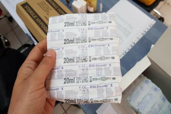 Medicamente și materiale sanitare expirate găsite într-un cabinet folosit și ca centru de vaccinare