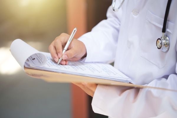 Se schimbă regulile de acordare a concediilor medicale