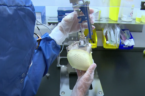 Premieră: A fost făcut transplantul cu o inimă ARTIFICIALĂ