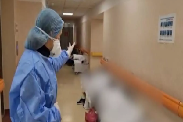 Criză MAJORĂ la ATI! Pacienți tratați pe holuri. Imagini de coșmar din spitale