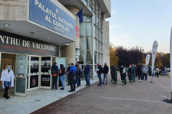 MARATONUL vaccinării în Capitală! 6 centre de imunizare, deschise non-stop până luni