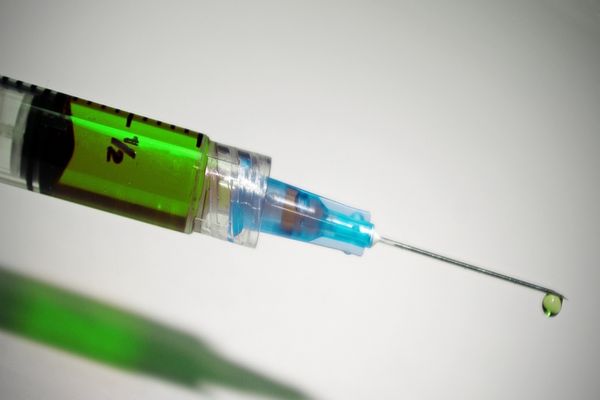 Se întâmplă în plină criză sanitară. Sute de români au primit doza greșită de vaccin anti-Covid